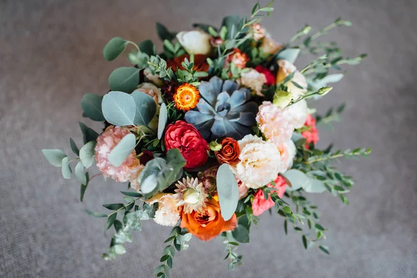 Bruids boeket. De bruiden boeket. Mooi boeket van wit, blauw, roze bloemen en groen — Stockfoto