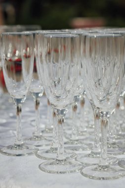 Masada bir sıra boş şampanya kadehi var. Ziyafet ayarı
