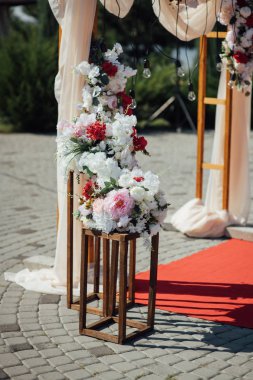 Yeşil doğal arka plan üzerinde beyaz ve pembe çiçekler ile Dekorasyon düğün kemer.