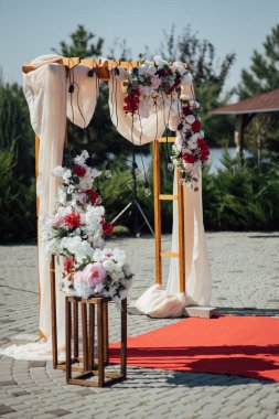 Yeşil doğal arka plan üzerinde beyaz ve pembe çiçekler ile Dekorasyon düğün kemer.