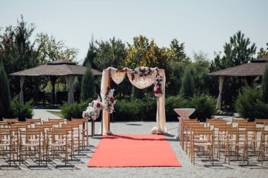 Yeşil doğal arka plan üzerinde beyaz ve pembe çiçekler ile Dekorasyon düğün kemer.