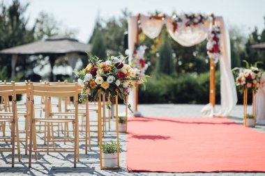 Yeşil doğal arka plan üzerinde beyaz ve pembe çiçekler ile Dekorasyon düğün kemer.