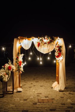 gece düğün töreni. Bir ampul çelengi. akşam cam şişeleri mumlar.