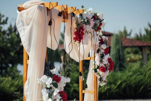 Decoração arco de casamento com flores brancas e rosa em um fundo natural verde . — Fotografia de Stock
