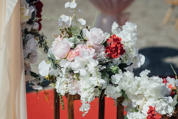 Decoração arco de casamento com flores brancas e rosa em um fundo natural verde . — Fotografia de Stock