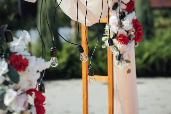 Decoração arco de casamento com flores brancas e rosa em um fundo natural verde . — Fotografia de Stock