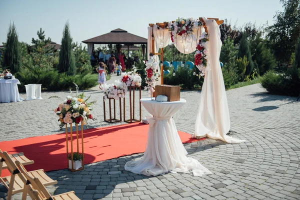Украшение свадебная арка с белыми и розовыми цветами на зеленом естественном фоне . — стоковое фото