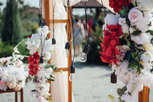 Decoração arco de casamento com flores brancas e rosa em um fundo natural verde . — Fotografia de Stock