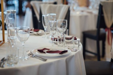 Gözlük, çiçek çatal, bıçak ile rahat iç restoranda akşam yemeği için servis