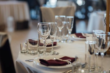 Gözlük, çiçek çatal, bıçak ile rahat iç restoranda akşam yemeği için servis