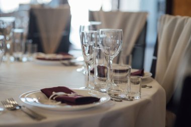 Gözlük, çiçek çatal, bıçak ile rahat iç restoranda akşam yemeği için servis