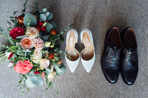 Svatební floristiky a detaily. Svatební pozvánky na podlahu. — Stock fotografie