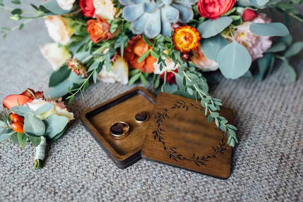 Bruiloft bloemistiek en Details. Huwelijksuitnodigingen op de vloer. — Stockfoto
