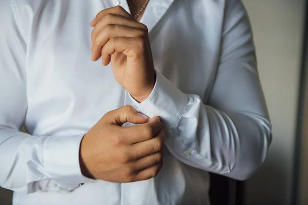 Mężczyzna przyciski mankiet link na rękawach rękawów luksusową białą koszulę. — Zdjęcie stockowe