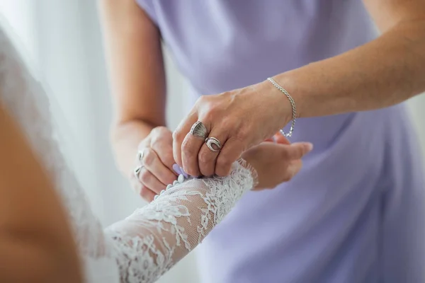 Pengiring pengantin mempersiapkan pengantin untuk hari pernikahan. Pagi terbaik. Konsep pernikahan — Stok Foto