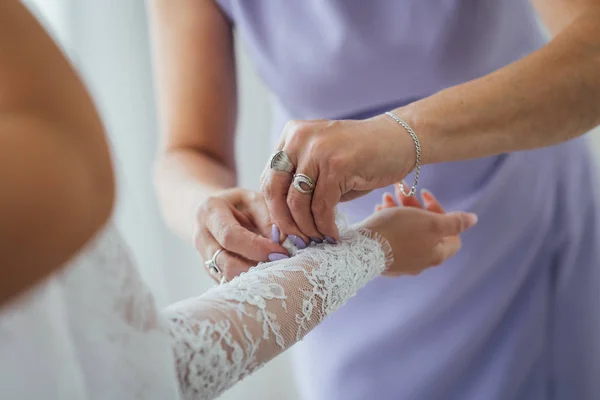 Pengiring pengantin mempersiapkan pengantin untuk hari pernikahan. Pagi terbaik. Konsep pernikahan — Stok Foto