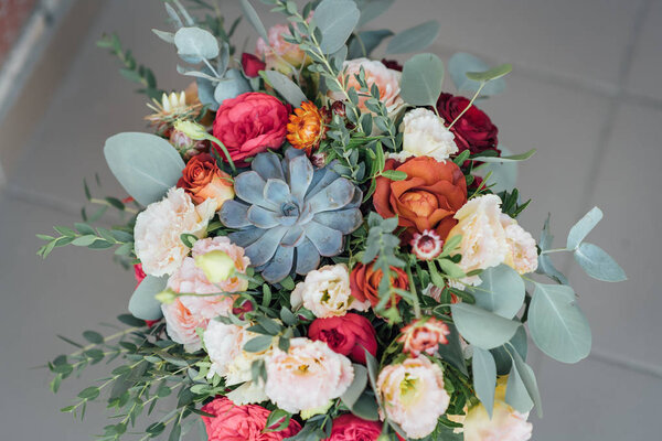 Brautstrauß. den Brautstrauß. schöner Strauß weißer, blauer, rosa Blumen und Grün — Stockfoto