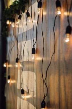 Açık parti de duvarda ampul dekor