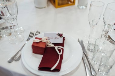Gözlük, çiçek çatal, bıçak ile rahat iç restoranda akşam yemeği için servis