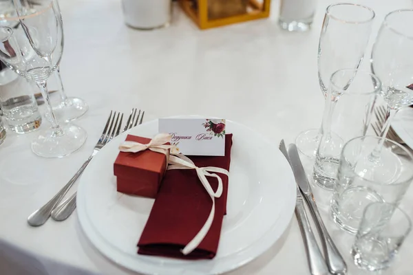 Vasos, tenedor de flores, cuchillo servido para la cena en el restaurante con interior acogedor — Foto de Stock