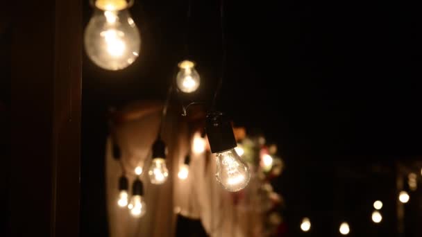 Les lampes se ferment. Guirlandes de mariage qui luisent sur l'arche. Vêpres Cérémonie de mariage — Video