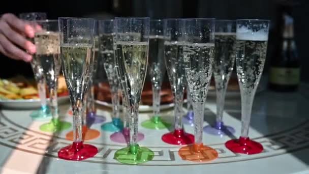 Chupito de copas de champán alineadas en filas en una mesa esperando a los invitados de la recepción de la boda — Vídeos de Stock