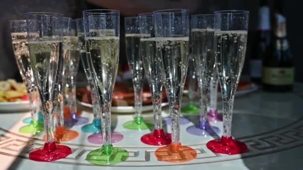 Chupito de copas de champán alineadas en filas en una mesa esperando a los invitados de la recepción de la boda — Vídeos de Stock