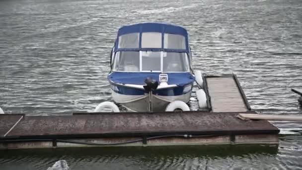 Barco atracado no porto chicoteando por causa das ondas . — Vídeo de Stock