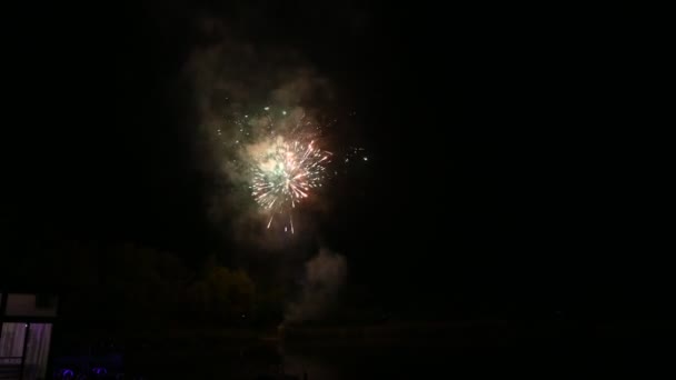 4k. loop naadloos van echte Fireworks achtergrond. abstracte vervaging van echt gouden glimmende vuurwerk — Stockvideo
