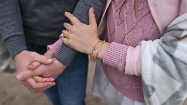 Real Time Loving Guy com uma menina abraçando em um parque de verão — Vídeo de Stock