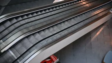 büyük bir alışveriş merkezi veya ofis binasında yürüyen merdiven hareketli