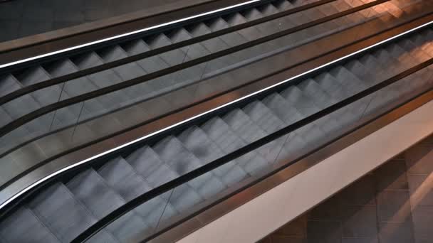 Escaleras mecánicas móviles en un gran centro comercial o edificio de oficinas — Vídeos de Stock