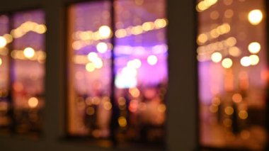 Kalabalığın önünde dans eden Bulanık Arkaplan Parti Şovu