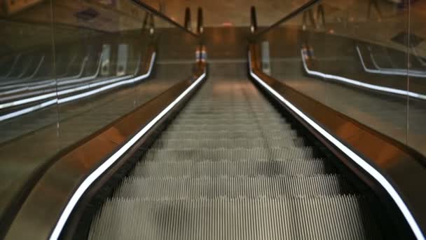 Escaleras mecánicas móviles en un gran centro comercial o edificio de oficinas — Vídeos de Stock