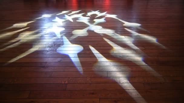 Işık duvarı yanıp sönen spot ışıkları sahne yanıp sönen krom kulüp ışıklarına yol açtı — Stok video