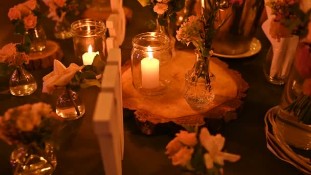 Όμορφο ακριβό τραπέζι που σερβίρει για ένα ρομαντικό δείπνο με κεριά και κόκκινα τριαντάφυλλα — Αρχείο Βίντεο