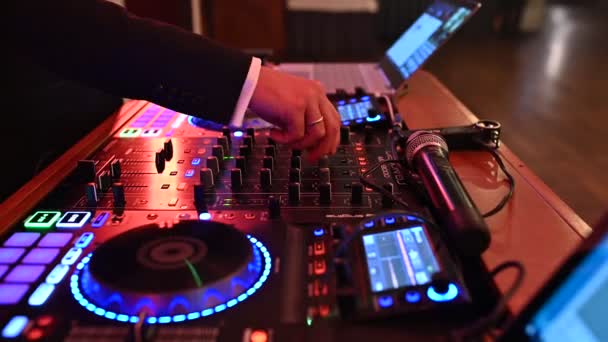 Der DJ in der Disco arbeitet hinter der Fernbedienung. Tanzfläche und Unterhaltungsmusik. — Stockvideo