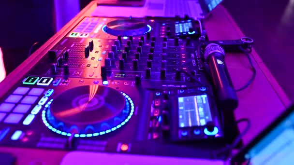 Il DJ della discoteca sta lavorando dietro il telecomando. pista da ballo e musica leggera . — Video Stock