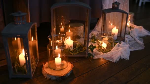 Belle table chère servant pour un dîner romantique avec des bougies et des roses rouges — Video