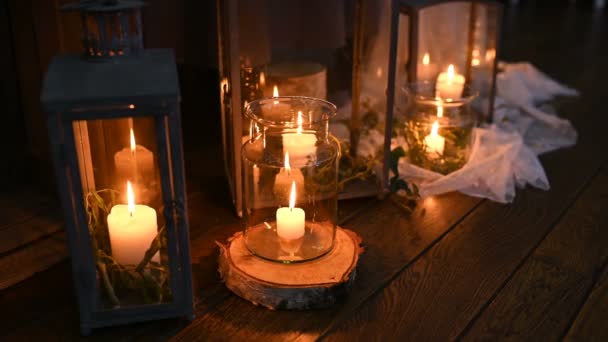 Hermosa mesa cara que sirve para una cena romántica con velas y rosas rojas — Vídeo de stock