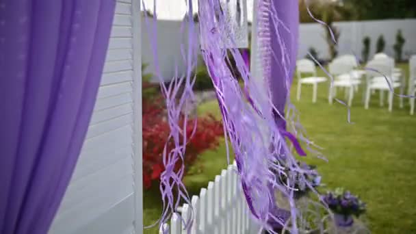 Décoration de cérémonie de mariage au vent. Le vent souffle des rubans colorés au soleil de printemps — Video