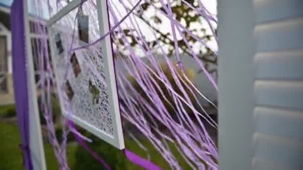 Dekoration der Hochzeitszeremonie auf Wind. Wind weht bunte Bänder im Frühlingssonnenlicht — Stockvideo