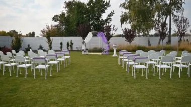 Rüzgârda düğün töreni süsü. Rüzgar bahar güneşinde rengarenk kurdeleler savurur