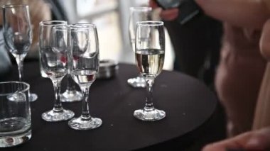 Sıra sıra dizilmiş şampanya kadehleri düğün davetlilerini bekliyor.