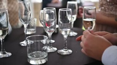 Sıra sıra dizilmiş şampanya kadehleri düğün davetlilerini bekliyor.