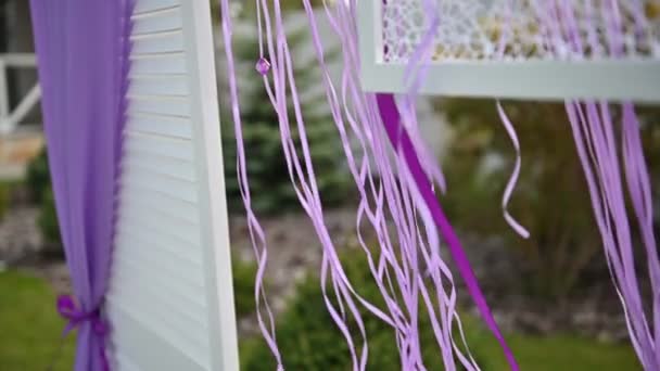 Huwelijksceremonie decoratie op wind. Wind blaast kleurrijke linten in het voorjaar zonlicht — Stockvideo