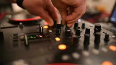 Sahne, atmosferik dans partisi strobing ve yanıp sönen ışıklar parçaları karıştırma