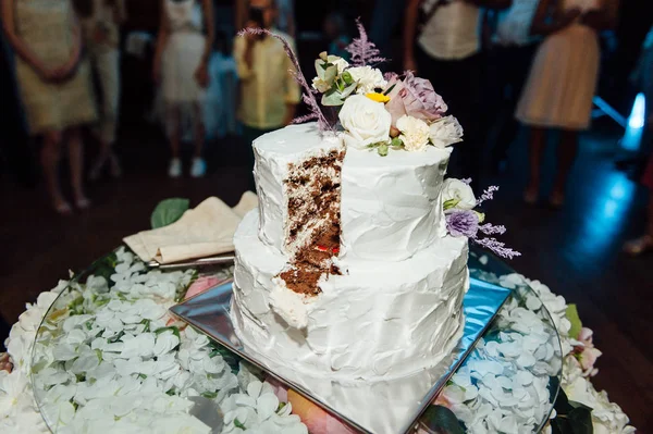 快乐的新娘和新郎切蛋糕。晚间仪式 — 图库照片