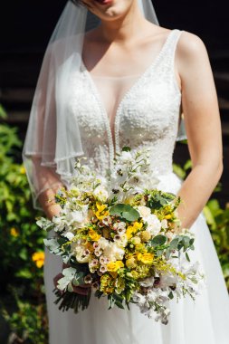 Güzel gelin düğün renkli buket tutuyor.