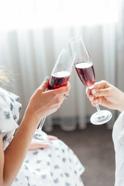 Bir grup insan şampanya bardaklarına ve kokteyllere dokunuyor.